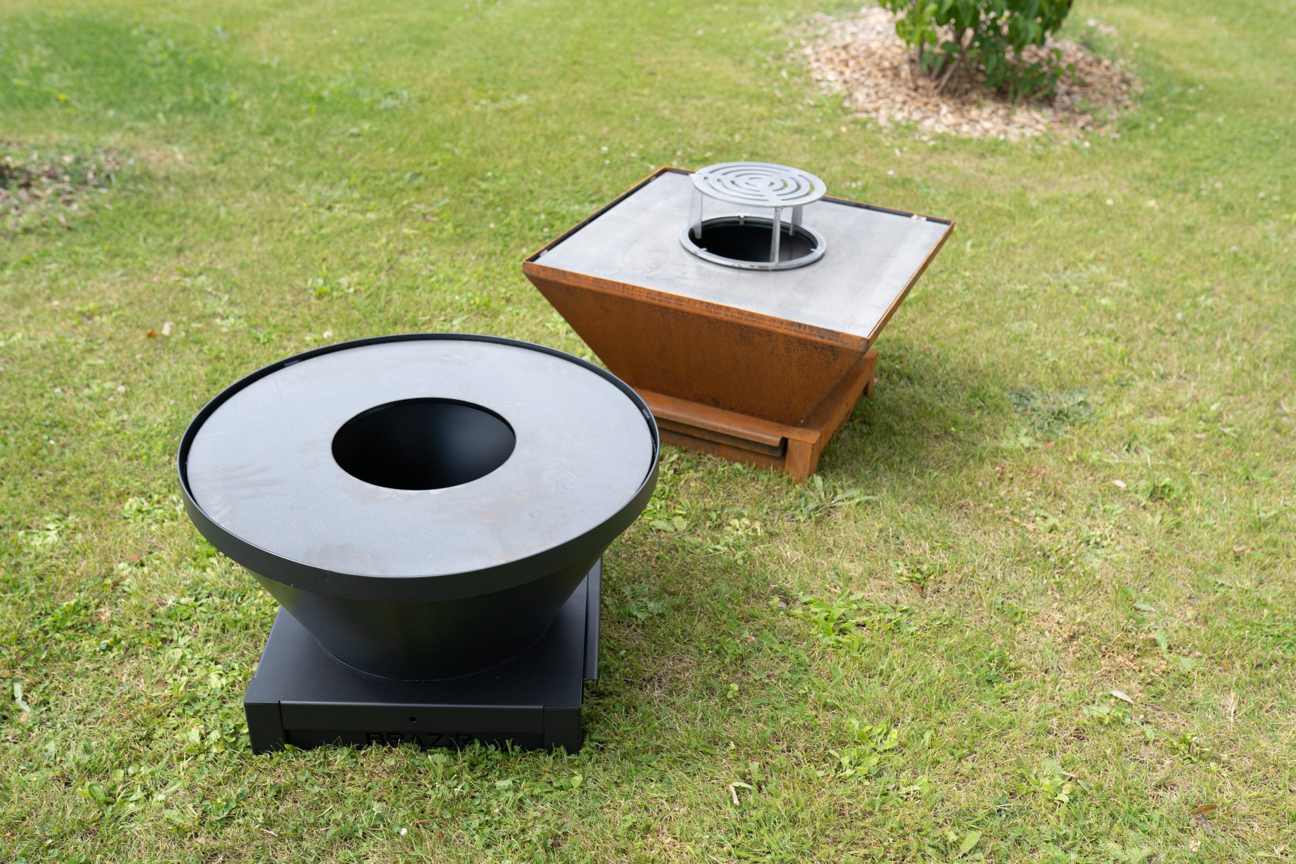 braseros brazir ambiance dans un jardin deux braseros brazir taille 640 S