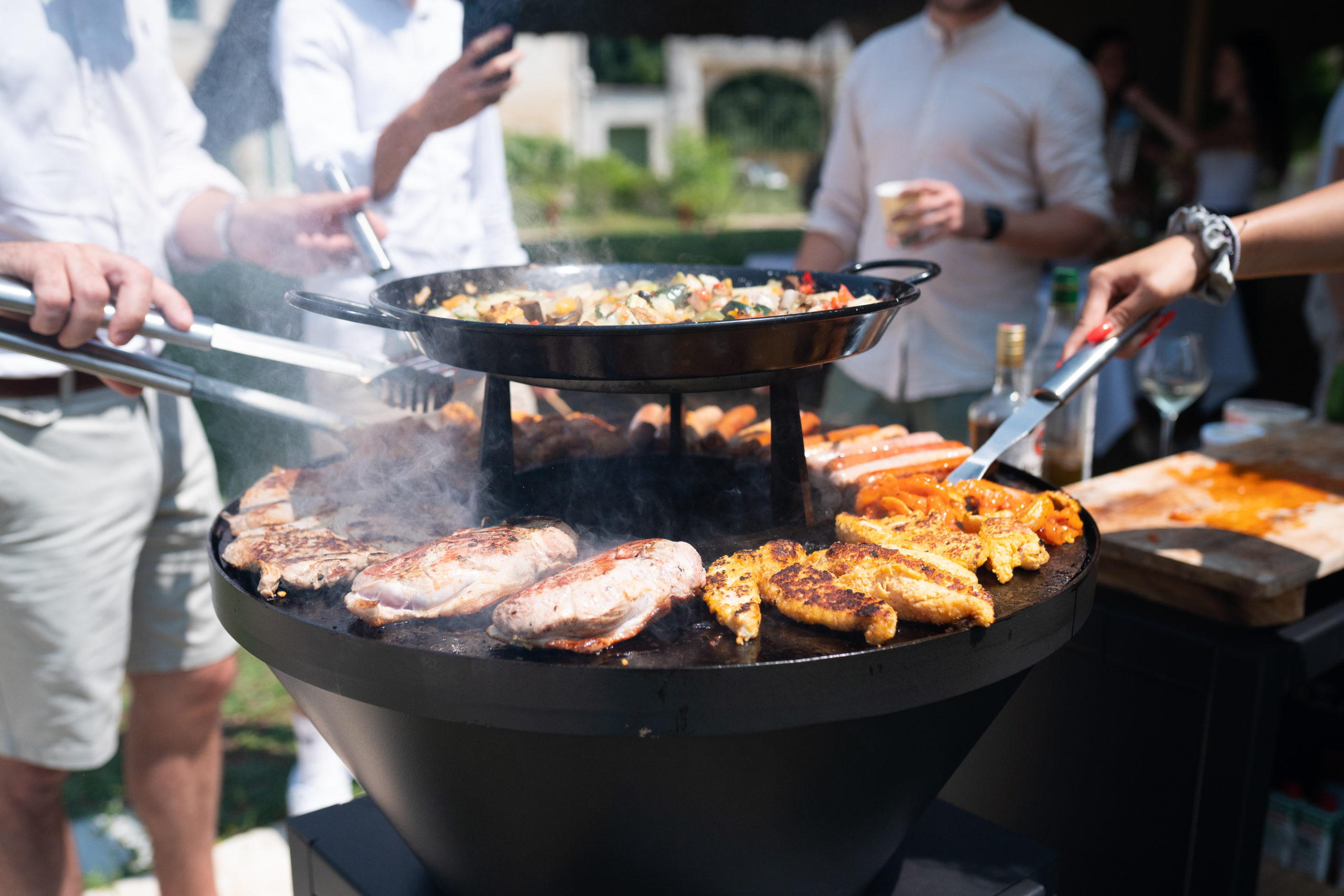 cuisson au brasero lors d'une belle journée d'été