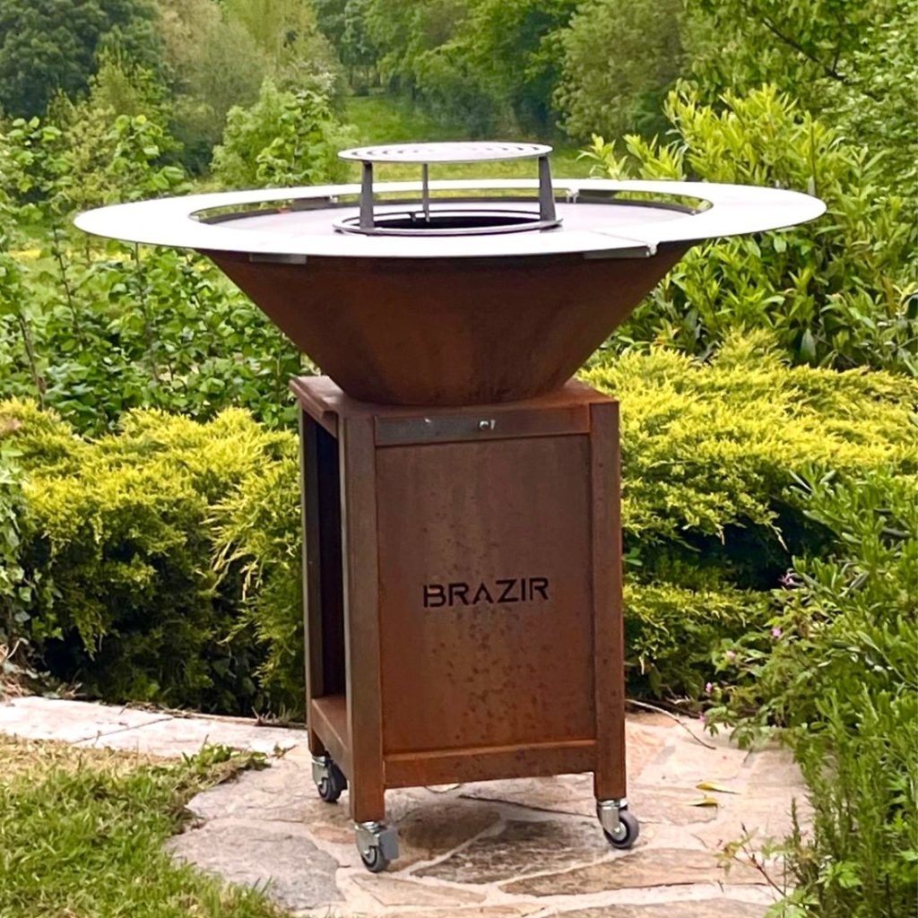 installation d'un brasero plancha de location 840 m rond corten de la marque brazir dans un jardin à la pommeraye